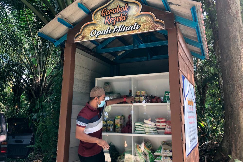 'Gerobok rezeki opah Minah' provides free foodstuff for needy