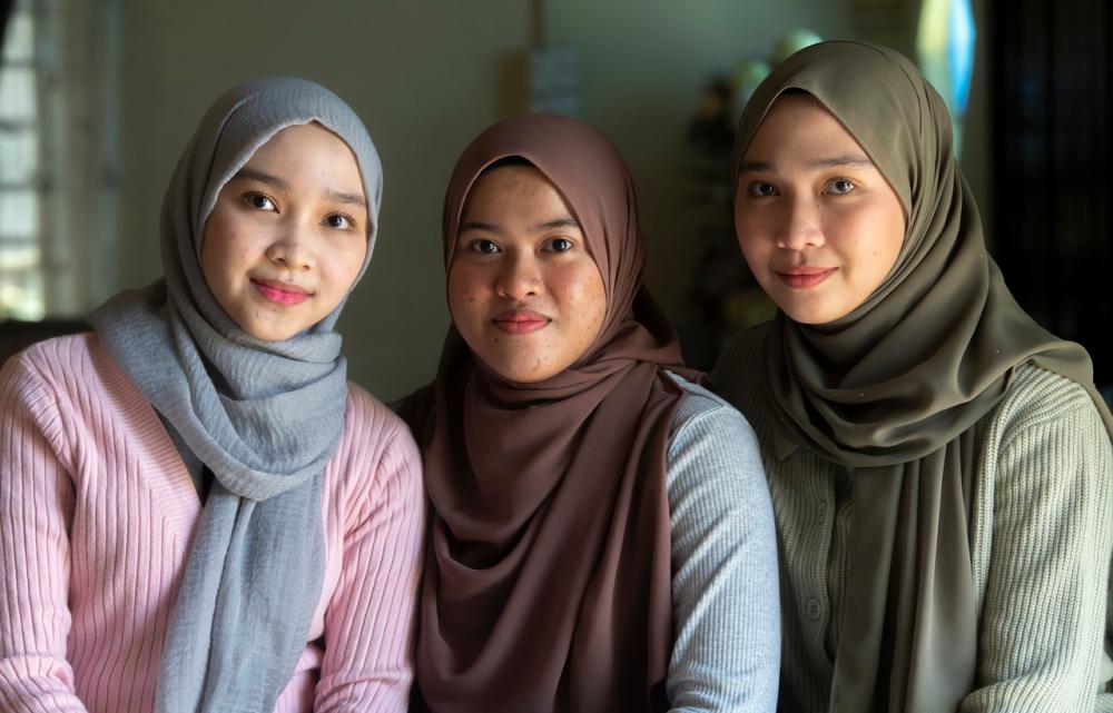 Adryani Iwani Ibeni Yanin, 20, (left) with Adryana Iwani, 20, (middle) and Noratirah Husin, 20. -Bernama
