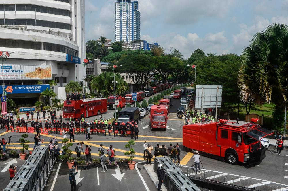 Members of the Federal Reserve Unit blocking the road into the Parliament building today. — Bernama
