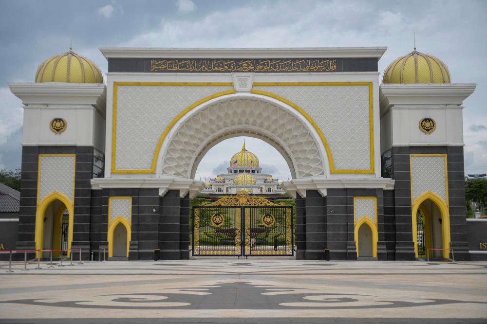 Istana Negara terus menjadi tumpuan para pengamal media hari ini apabila Raja-Raja Melayu dijangka tiba bagi sebuah perbincangan khas berkaitan pelantikan Perdana Menteri kesembilan. Perbincangan Khas Raja-Raja Melayu itu dijadual bermula 2.30 petang, dipengerusikan oleh Yang di-Pertuan Agong Al-Sultan Abdullah Ri’ayatuddin Al-Mustafa Billah Shah.-Bernama