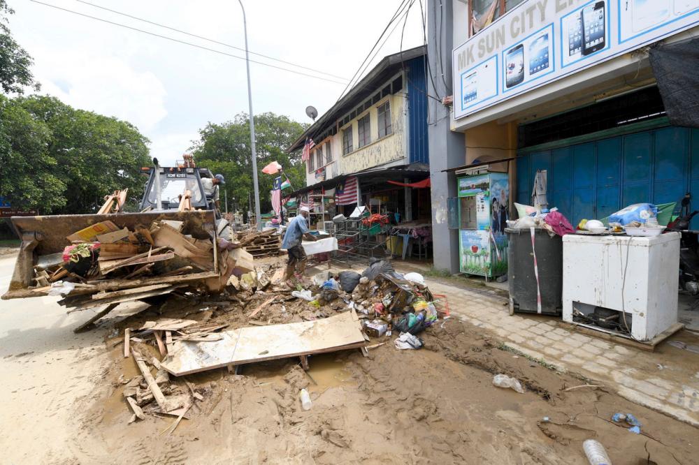 Residents within the area after the Gunung Jerai incident. — Bernama