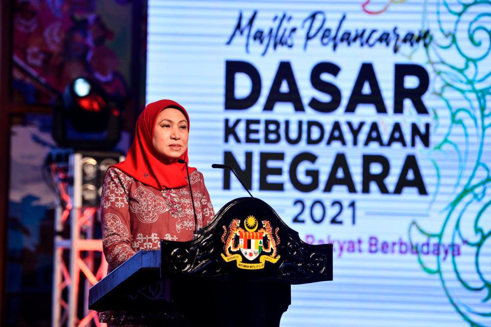 Menteri Pelancongan Seni dan Budaya Malaysia Datuk Seri Nancy Shukri ketika berucap pada Majlis Pelancaran Dasar Kebudayaan Negara (Daken) di Panggung Sari Kompleks Kraf kelmarin.