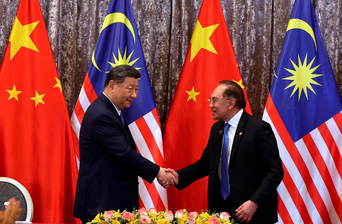 Prime Minister Datuk Seri Anwar Ibrahim (right) shakes hands with Chinese President Xi Jinping - Photo by BERNAMA