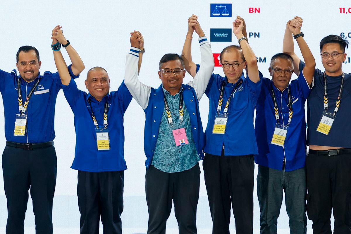 Calon Barisan Nasional (BN) Dr Mohamad Yusri Bakir meraikan kemenangan bersama pemimpin Barisan Nasional sempena Pilihan Raya Kecil (PRK) Dewan Undangan Negeri (DUN) Ayer Kuning di Dewan Merdeka Tapah hari ini - BERNAMA