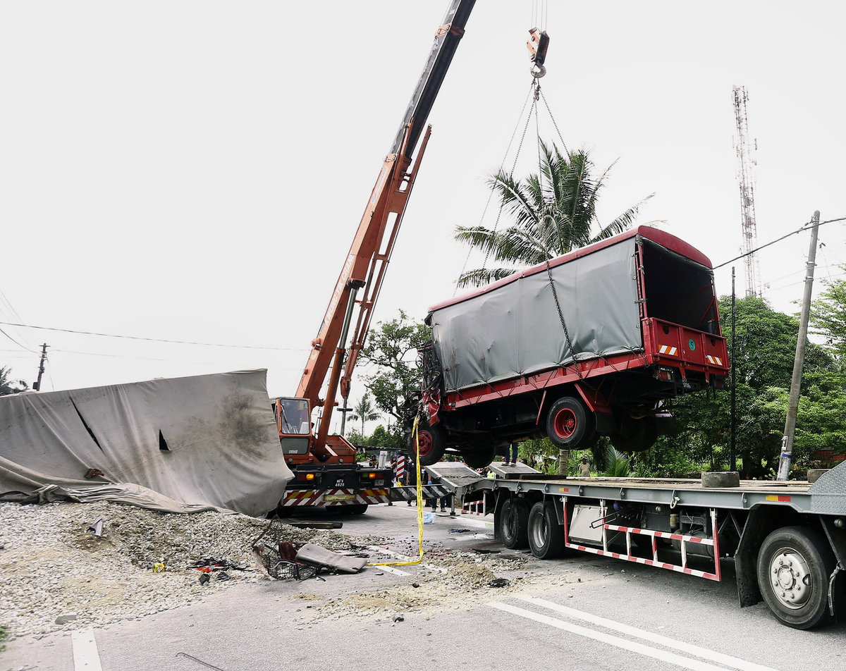 The tragic accident involving a Federal Reserve Unit (FRU) truck on Jalan Chikus–Sungai Lampam, Teluk Intan. - BERNAMApix