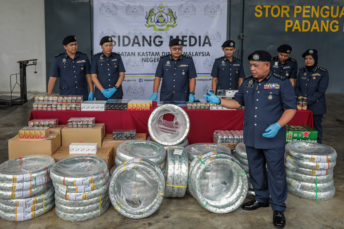 Perlis Customs director Ismail Hashim at a press conference regarding the seizure of undeclared goods at Customs Enforcement Store 2, Padang Besar today. - BERNAMApix