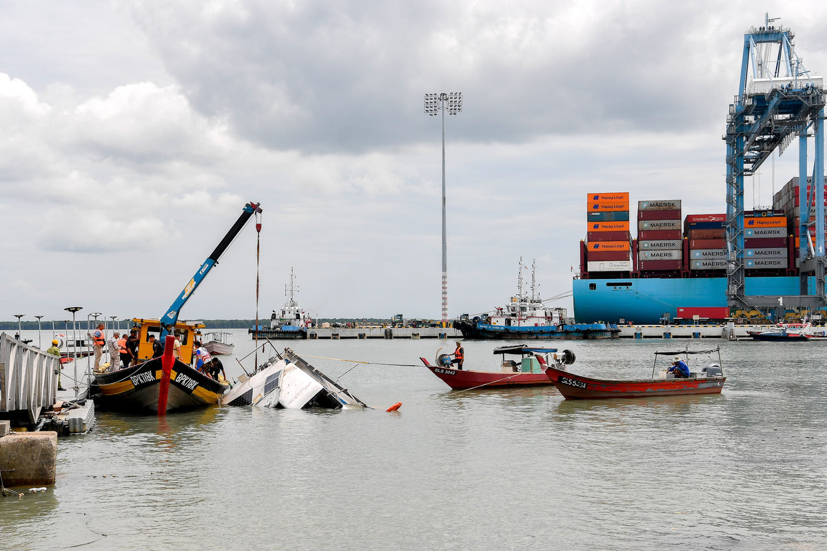 Tiga termasuk seorang kanak-kanak maut selepas bot dinaiki terbalik dalam kejadian di sekitar perairan Tanjung Harapan, Pelabuhan Klang petang semalam. - BERNAMApix