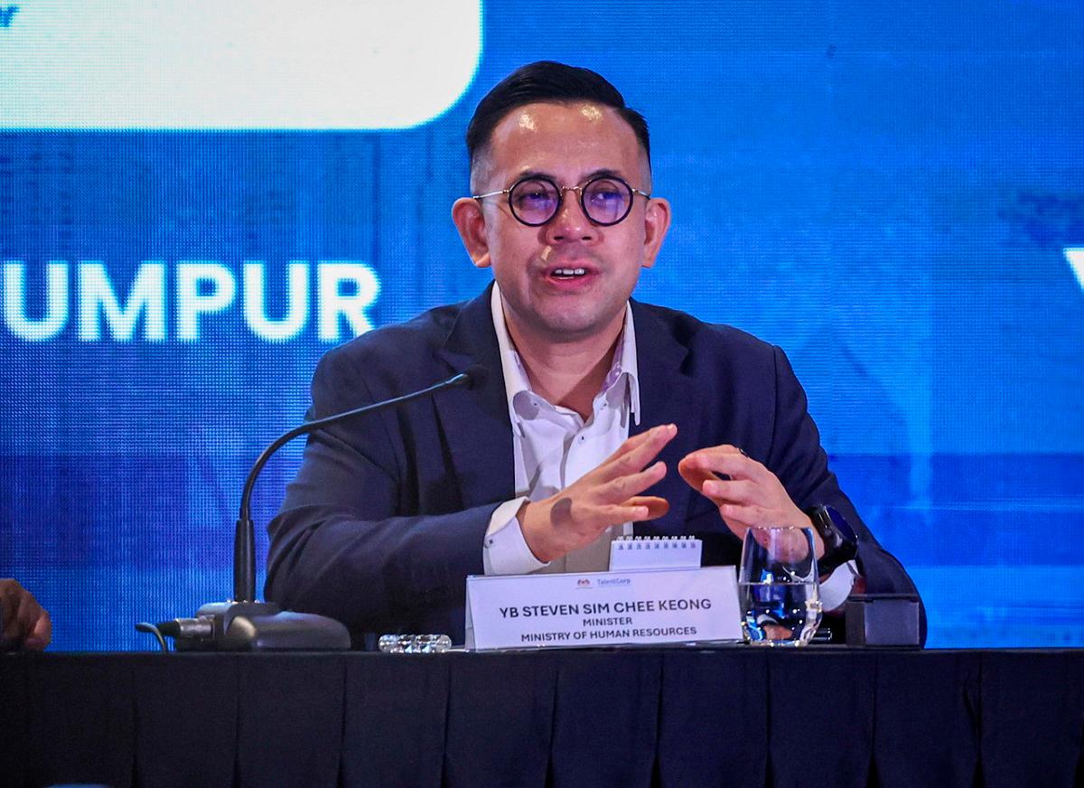 Menteri Sumber Manusia, Steven Sim. - fotoBERNAMA