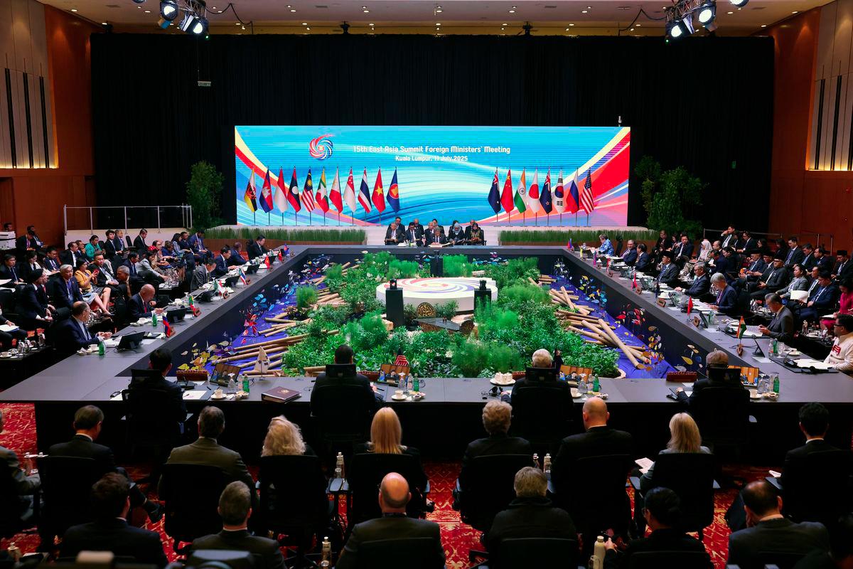Malaysia's Foreign Minister, Datuk Seri Mohamad Hasan speaks during the 15th East Asia Summit Foreign Ministers’ Meeting in conjunction with the 58th ASEAN Foreign Ministers’ Meeting (AMM) and related meetings at the Kuala Lumpur Convention Centre today. - BERNAMAPIX