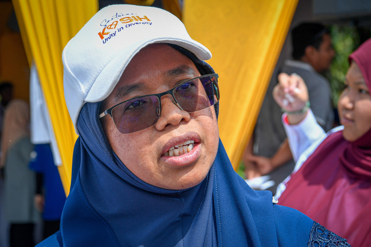Deputy Minister of Housing and Local Government, Datuk Aiman Athirah Sabu, speaks at a press conference during the People’s Friendly Home Key Handover Ceremony in Kampung Sungai Kelambu, Banting, today. – BERNAMA