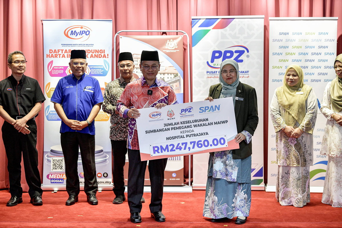 Minister in the Prime Minister’s Department (Religious Affairs), Datuk Dr Mohd Na’im Mokhtar, presenting a mock cheque representing the total contribution from MAIWP Wakalah holders to the State Health Director, Federal Territories Health Department of Kuala Lumpur and Putrajaya, Dr Nor’aishah Abu Bakar, at the Symbolic Handover Ceremony of Wakalah Funds for the Purchase of Equipment for Putrajaya Hospital, here today. – BERNAMA