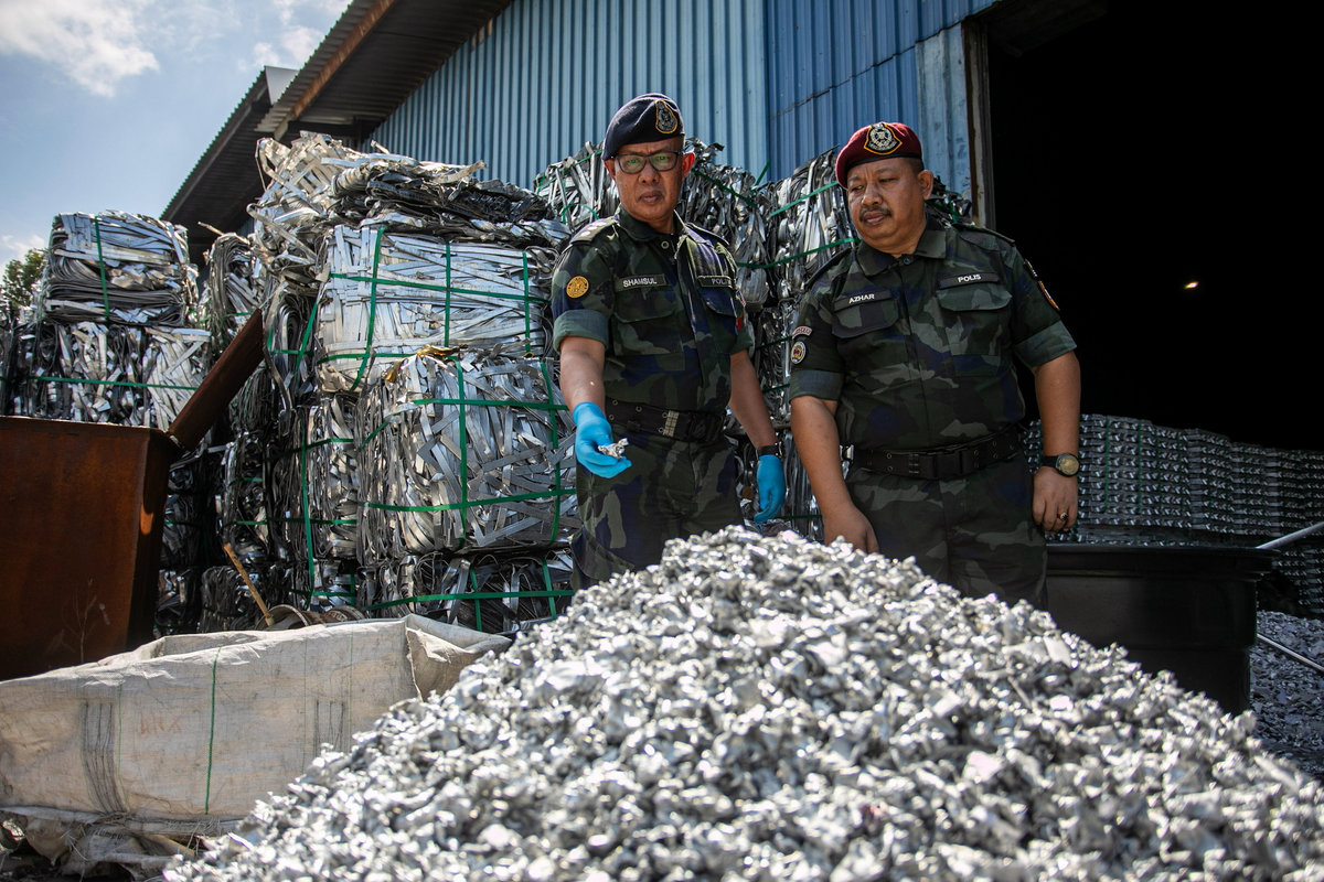 Deputy Commander of the Northern Brigade, ACP Shamsul Baharin Aman (left), displays processed aluminium during a press conference regarding the success of the Intelligence Unit of the Northern Brigade Headquarters and Battalion 3 of the General Operations Force (PGA) at the Pengkalan 4 Industrial Area here today. – BERNAMA