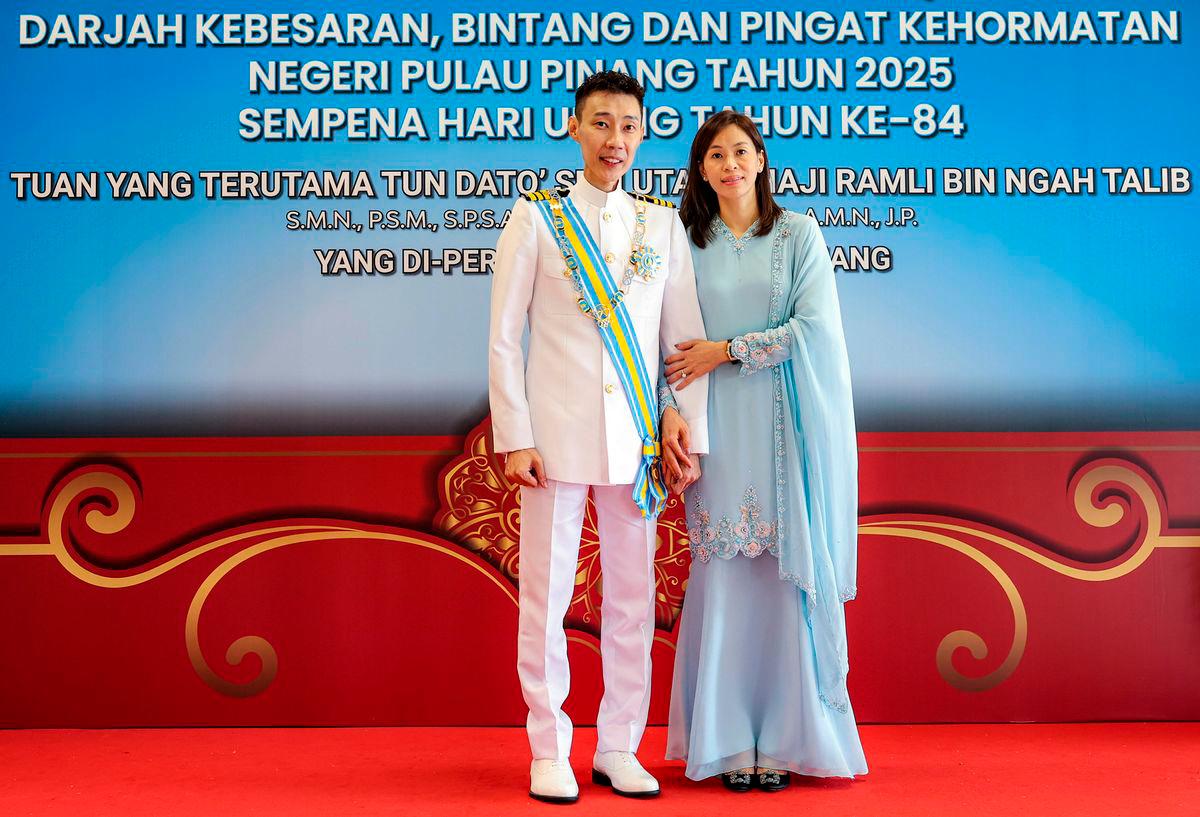 National badminton legend Datuk Seri Lee Chong Wei poses with his wife, Datin Seri Wong Mew Choo, during the Penang state honours ceremony held in conjunction with the governor’s 84th birthday. - Photo by BERNAMA