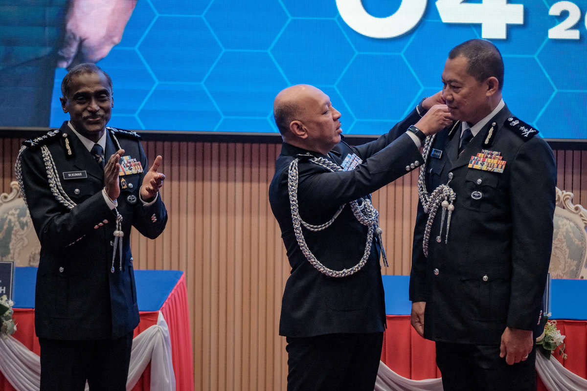 Bukit Aman Director of Management, Datuk Abdul Aziz Abdul Majid (centre), affixes the rank insignia on the new Johor Police Chief, Commissioner of Police Ab Rahaman Arsad (right), witnessed by former Johor Police Chief, Datuk M. Kumar, at the Johor Police Chief Handover Ceremony held at the Johor Contingent Police Headquarters today. – BERNAMA