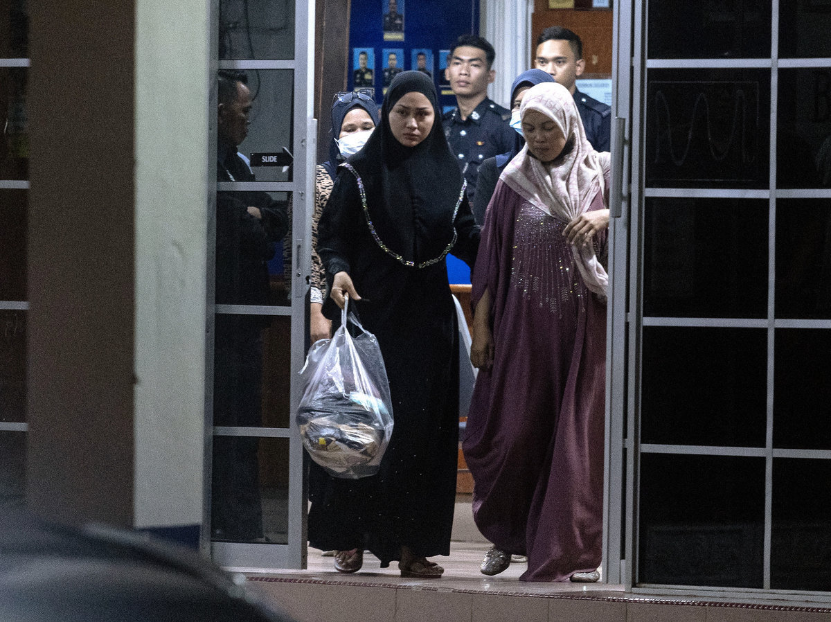 Dikir barat singer Eda Ezrin (left), whose real name is Wan Norshaheeda Azlin Wan, with her mother Zahara Mamat, 47, after giving a statement to the police for over three hours at the Rantau Panjang Police Station on 8 August. – BERNAMA