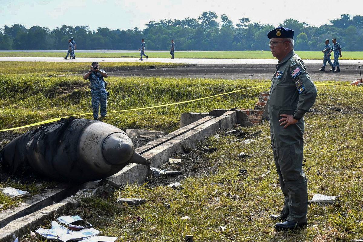 Panglima Tentera Udara, Jeneral Datuk Seri Muhammad Norazlan Aris ketika meninjau lokasi insiden Kemalangan Pesawat F/A-18D Hornet di Pangkalan Udara Tentera Udara Diraja Malaysia (TUDM) Kuantan disini hari ini- fotoBERNAMA