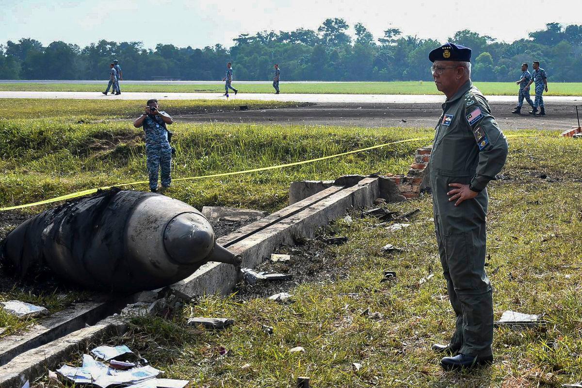 Panglima Tentera Udara, Jeneral Datuk Seri Muhammad Norazlan Aris ketika meninjau lokasi insiden Kemalangan Pesawat F/A-18D Hornet di Pangkalan Udara Tentera Udara Diraja Malaysia (TUDM) Kuantan disini hari ini. - BERNAMA