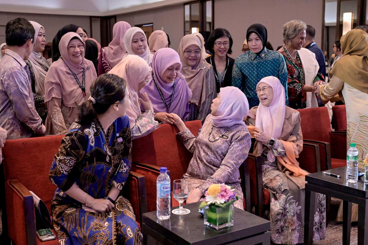 The Prime Minister’s wife, Datuk Seri Dr Wan Azizah Wan Ismail (right), mingles with participants after the opening ceremony of the Gender Outlook Forum 2025 today. Also present was the Minister of Women, Family and Community Development, Datuk Seri Nancy Shukri (centre). - BERNAMA