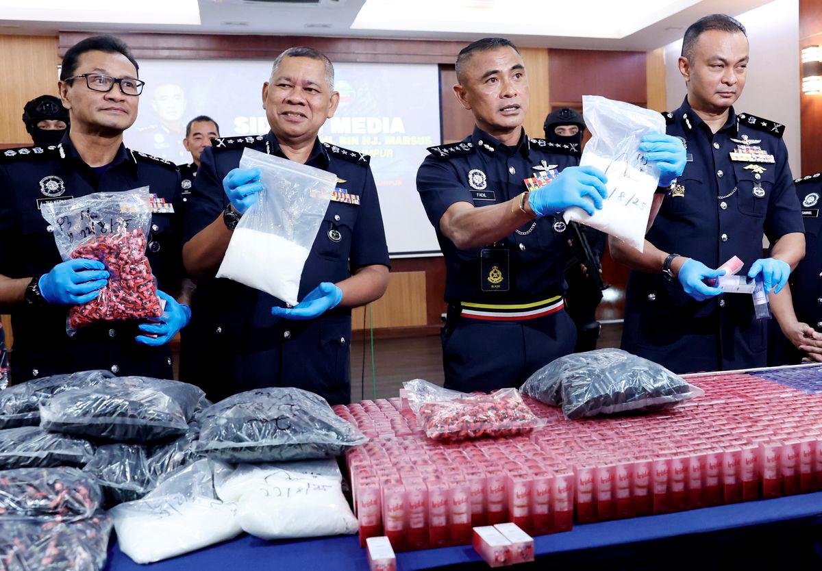 Kuala Lumpur Police Chief Datuk Fadil Marsus displays MDMA drugs and vape liquid worth RM1.48 million seized in seven raids in the Klang Valley on 22nd August. - BERNAMA