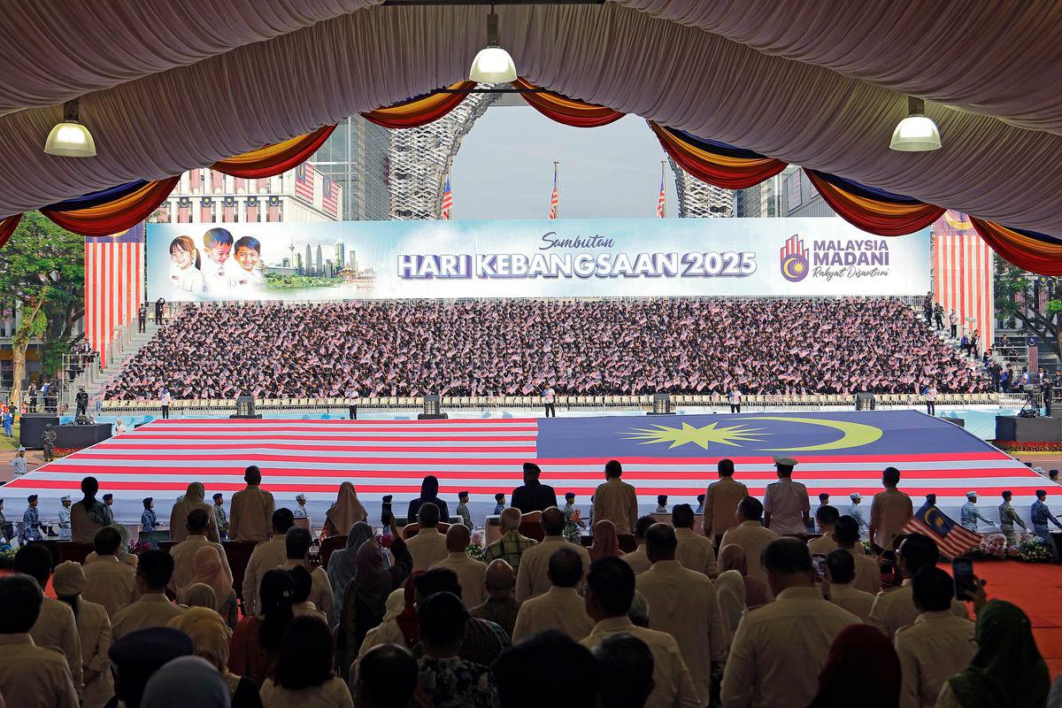 A contingent of 120 cadet officers from the National Defence University of Malaysia marched with a giant Jalur Gemilang measuring 80 by 40 feet during the 2025 National Day celebration at Dataran Putrajaya today. - BERNAMA