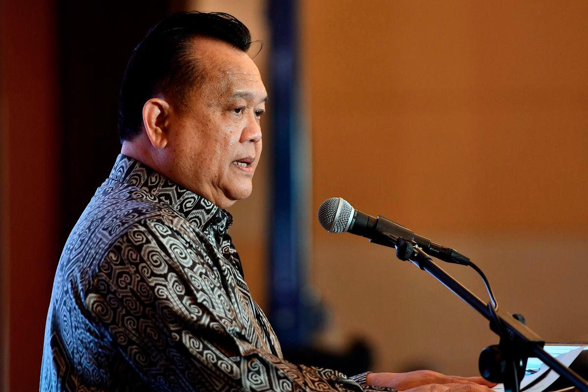 Works Minister Datuk Seri Alexander Nanta Linggi delivers a speech at the Opening Ceremony of the Sarawak Facility Management Industry Engagement Day 2025 Seminar at Raia Hotel Convention Centre today. – BERNAMA