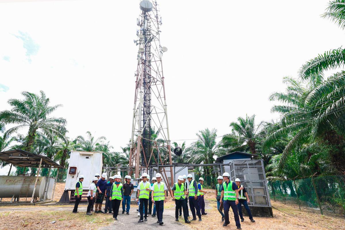 Menteri Komunikasi Datuk Fahmi Fadzil (tengah) melawat menara telekomunikasi Sapagaya sempena lawatan kerja beliau ke Tawau dan Lahad Datu hari ini. - BERNAMA