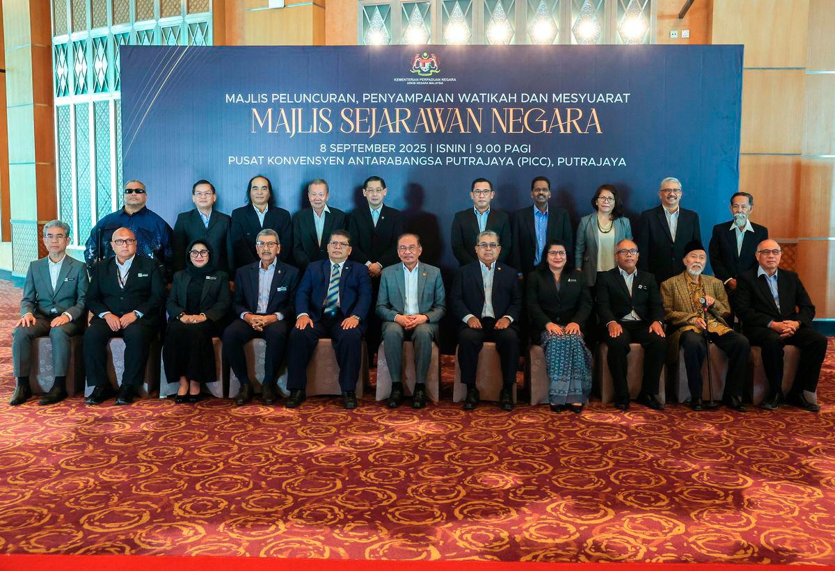 Prime Minister Datuk Seri Anwar Ibrahim (centre) poses for a group photo with members of the National Historians Council at the Launch Ceremony, Presentation of Appointment Letters, and Meeting of the National Historians Council at the Putrajaya International Convention Centre (PICC) today. Also present were Minister of National Unity Datuk Aaron Ago Dagang (fifth from right), Deputy Minister of National Unity Saraswathy Kandasami (fourth from right), Director-General of Public Services Tan Sri Wan Ahmad Dahlan Abdul Aziz (fourth from left), and Speaker of the House of Representatives Tan Sri Johari Abdul (fifth from left). – BERNAMA