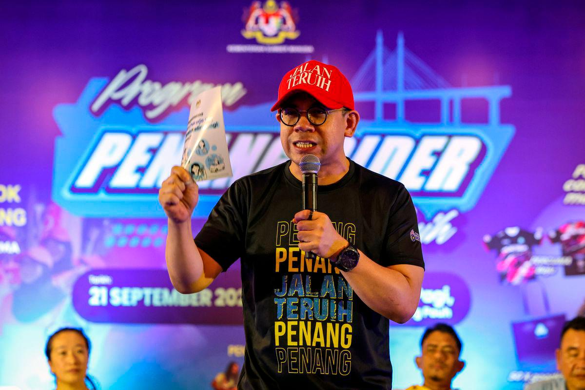 Menteri Sumber Manusia Steven Sim Chee Keong berucap pada Program Penang Rider Jalan Teruih di Healing Sampai Pagi pada 21 Sept- BERNAMA