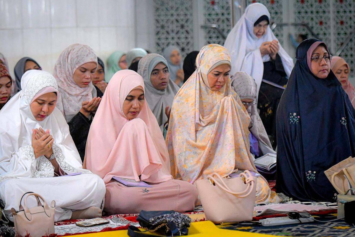 Tengku Permaisuri Selangor Tengku Permaisuri Norashikin (dua, kanan) berkenan berangkat ke Majlis Bacaan Yasin dan Doa Selamat bagi kelancaran istiadat perkahwinan Raja Muda Selangor Tengku Amir Shah bersama pasangannya Afzaa Fadini Datuk Abdul Aziz pada 2 Oktober 2025 di Masjid Sultan Salahuddin Abdul Aziz Shah hari ini- BERNAMA