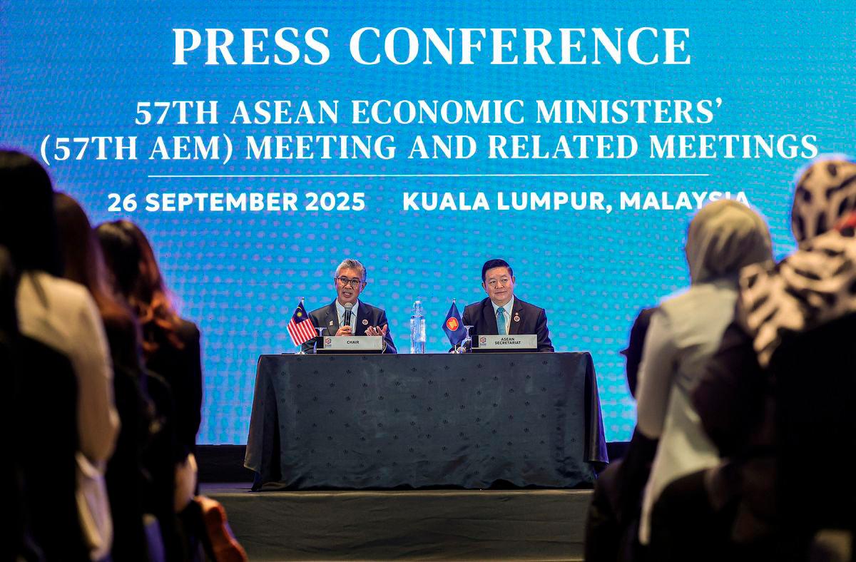 Minister of Investment, Trade and Industry Tengku Datuk Seri Zafrul Aziz (left) during the 57th AEM Meeting and Related Meetings press conference at the Malaysia International Trade and Exhibition Centre (MITEC) today. Also present ASEAN Secretary-General Dr Kao Kim Hourn (right).