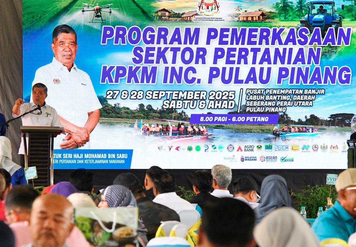 Minister of Agriculture and Food Security, Datuk Seri Mohamad Sabu, delivers a speech at the Agricultural Sector Empowerment Programme by the Ministry of Agriculture and Food Security at the Kampung Labuh Banting Flood Resettlement Centre today. – BERNAMA