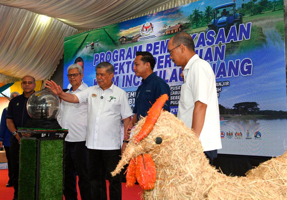 Menteri Pertanian dan Keterjaminan Makanan Datuk Seri Mohamad Sabu melancarkan Program Pemerkasaan Sektor Pertanian Kementerian Pertanian dan Keterjaminan Makanan Pusat Penempatan Banjir Kampung Labuh Banting hari ini- BERNAMA