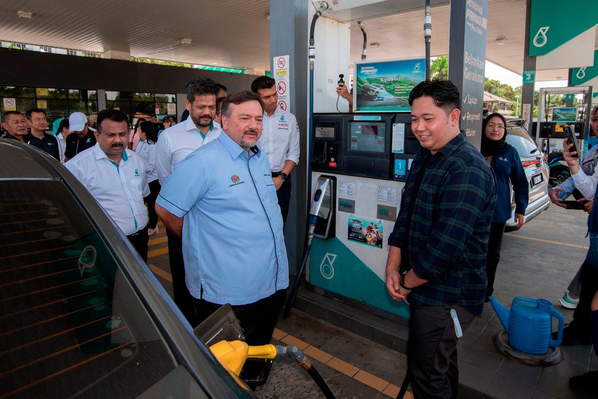 Second Finance Minister Datuk Seri Amir Hamzah Azizan mingled with recipients of the Rahmah Cash Contribution (STR) who were refuelling using the BUDI MADANI RON95 (BUDI95) initiative during his visit to the Petronas Durian Tunjong station today. – BERNAMA