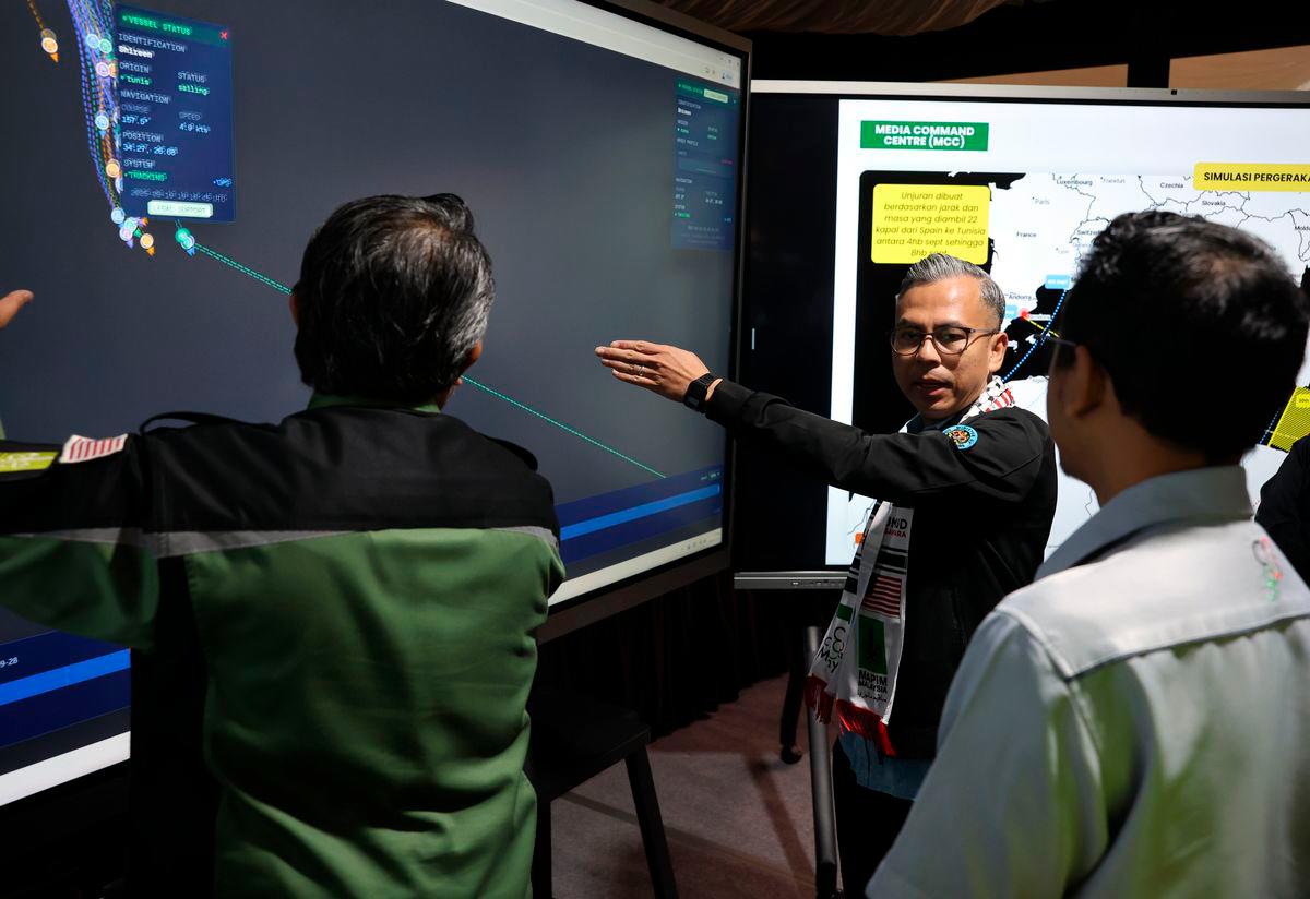 Menteri Komunikasi Datuk Fahmi Fadzil (tengah) melawat bilik gerakan Sumud Nusantara Command Centre di MAPIM Malaysia Central Warehouse, hari ini- BERNAMA