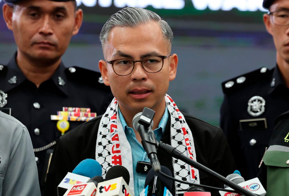 Menteri Komunikasi Datuk Fahmi Fadzil bercakap pada sidang media selepas melawat Sumud Nusantara Command Centre di MAPIM Malaysia Central Warehouse, hari ini - fotoBERNAMA
