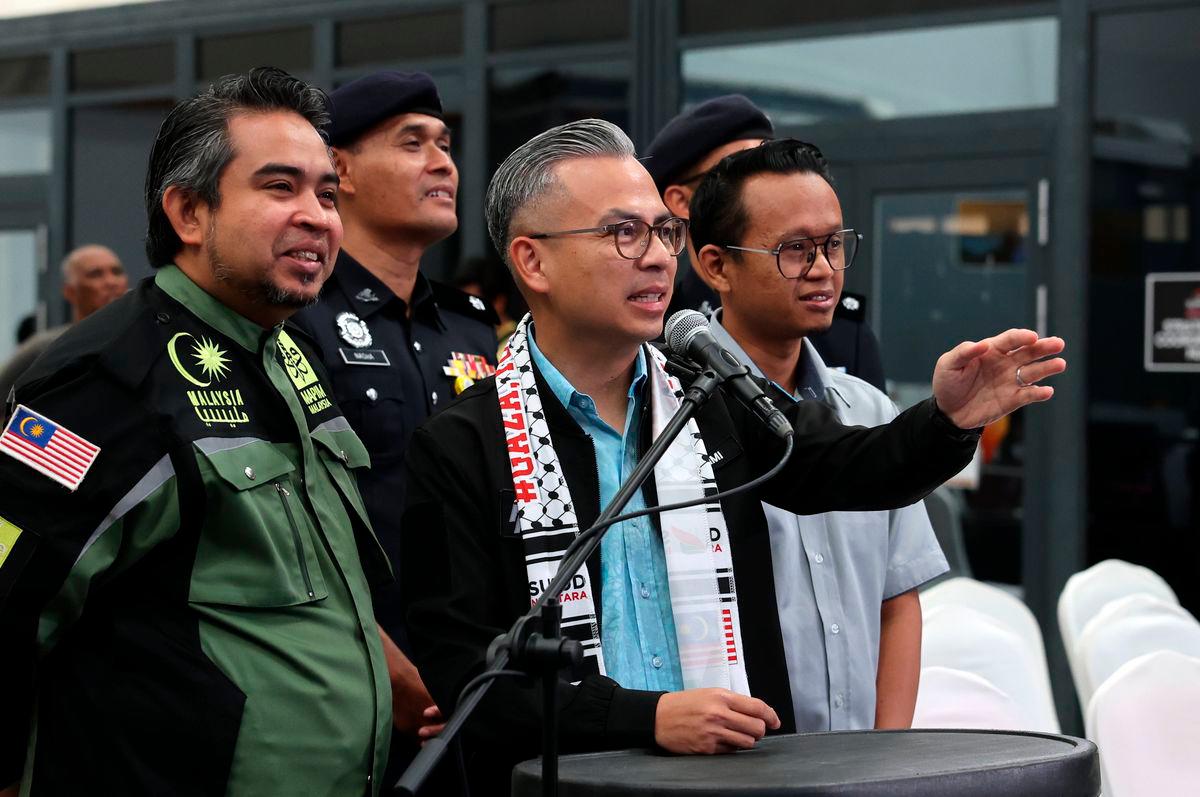 Menteri Komunikasi, Datuk Fahmi Fadzil (dua, kiri) berinteraksi melalui sidang video bersama peserta Malaysia yang menyertai Global Sumud Flotilla ketika melawat Sumud Nusantara Command Centre di MAPIM Malaysia Central Warehouse, hari ini. Turut hadir Ketua Pegawai Eksekutif Majlis Perundingan Pertubuhan Islam Malaysia (MAPIM), Datuk Dr Ahmad Sani Araby Al-Kahery (kiri)- BERNAMA
