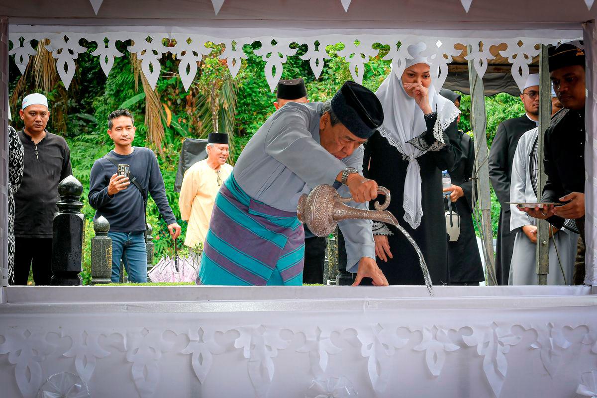 The Sultan of Selangor, Sultan Sharafuddin Idris Shah (centre), sprinkled rose water on the grave of his beloved mother-in-law, the late Esah Tahar, mother of the Tengku Permaisuri of Selangor, Tengku Permaisuri Norashikin (second from right), as a final tribute during the burial ceremony at the Royal Mausoleum in Shah Alam today. – BERNAMA