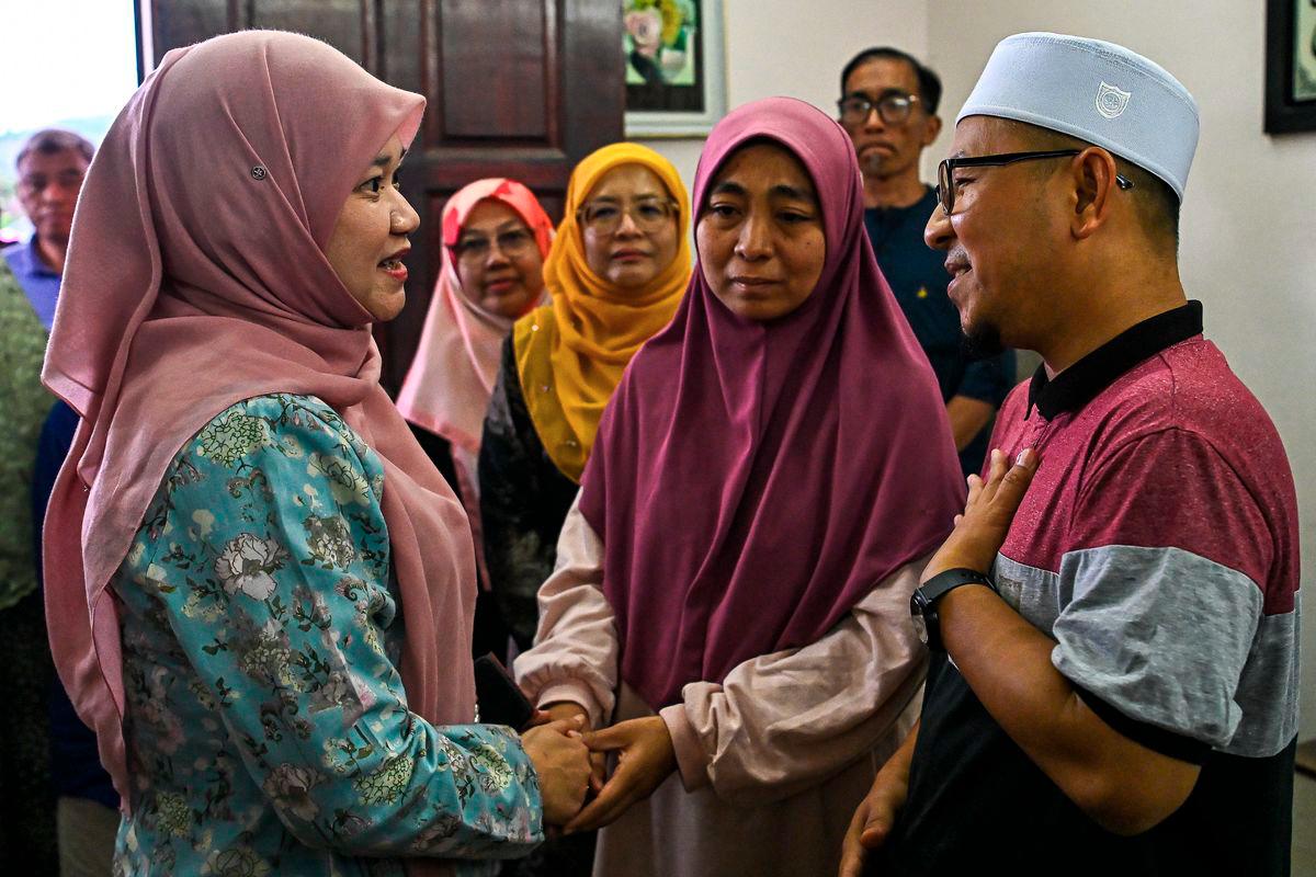 Education Minister Fadhlina Sidek (left) extends her condolences to Khairol Rizal Mustafar (right) and Norfazila Md Lajin (second from right), the parents of pupil Abdul Fatah Khairol Rizal, at their residence in Kampung Masjid today. Media previously reported that the victim, Abdul Fatah Khairol Rizal, a Year Three pupil, passed away after falling into a drainage culvert at a school in Lenggeng yesterday morning. – BERNAMA