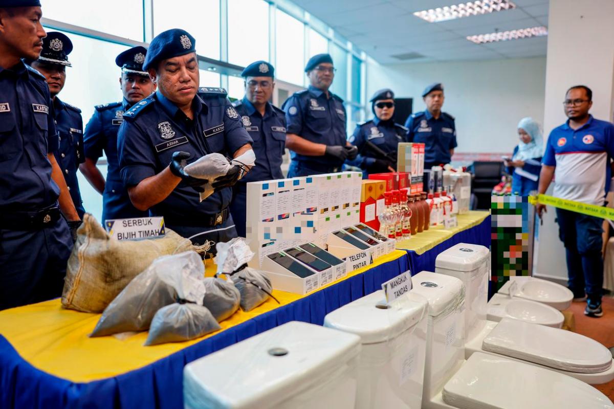 Pengarah Kastam Negeri Selangor Mohamad Azhar Ahmad Paharazi menunjukkan barangan rampasan pada sidang media Jabatan Kastam Diraja Malaysia (JKDM) Negeri Selangor mengenai kejayaan menggagalkan penyeludupan pelbagai komoditi dengan anggaran nilai dan cukai keseluruhan melebihi RM6.05juta di Wisma Kastam Selangor, Pulau Indah hari ini - fotoBERNAMA