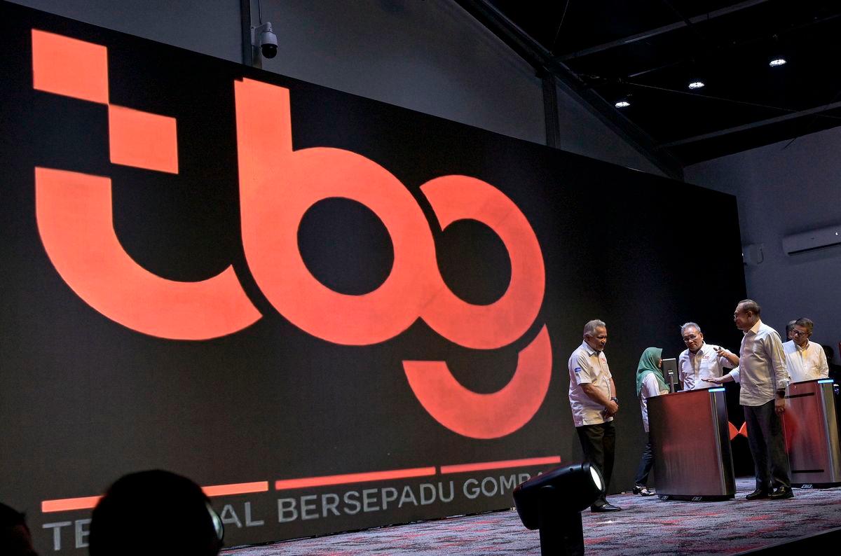 Prime Minister Datuk Seri Anwar Ibrahim (centre) officiates the launch gimmick of the Gombak Integrated Transport Terminal (TBG) here today. Also present was Home Minister Datuk Seri Saifuddin Nasution Ismail (right). – BERNAMA