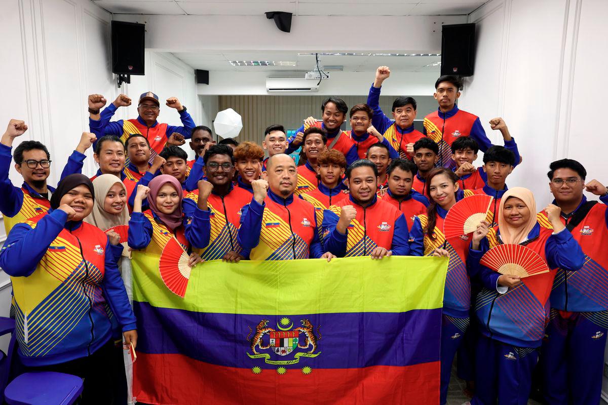 Federal Territory Deaf athletes pose for a photo at the Flag-Off Ceremony of the Federal Territory Deaf Athletes Contingent to the 22nd Malaysia Deaf Sports Games to be held in Kuching, Sarawak. – BERNAMA