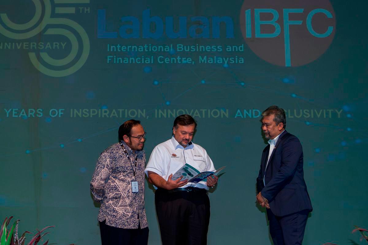 Finance Minister II, Datuk Seri Amir Hamzah Azizan (centre), officiates the 35th Anniversary ceremony of the Labuan International Business and Financial Centre (IBFC) Malaysia at Labuan International School today. - BERNAMA