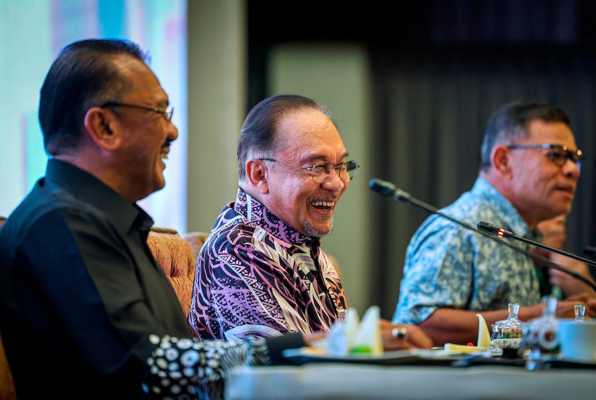 Perdana Menteri, Datuk Seri Anwar Ibrahim pada Forum Ilmuwan Malaysia Madani di Institut Integriti Malaysia hari ini.Turut bersama Menteri Dalam Negeri Datuk seri Saifuddin Nasution Ismail (kanan) dan Presiden dan Ketua Pegawai Eksekutif (KPE) Institut Integriti Malaysia (IIM) Datuk Ahmad Ramdzan Daud (kiri)- BERNAMA