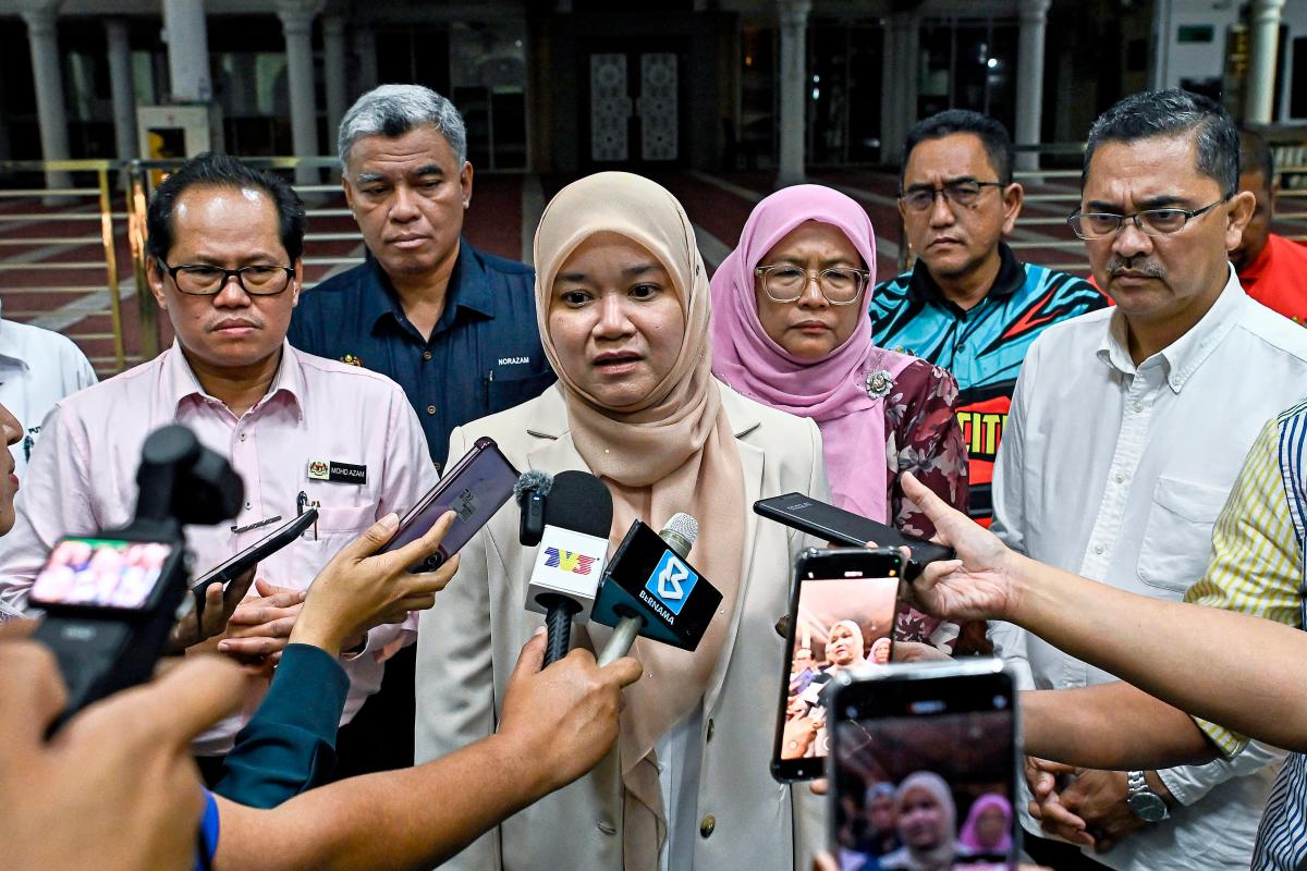 Menteri Pendidikan Fadhlina Sidek menjawab pertanyaan wartawan pada sidang media berhubung kejadian kematian seorang murid Tahun Empat di sebuah sekolah pada Oct 1, 2025 - BERNAMA