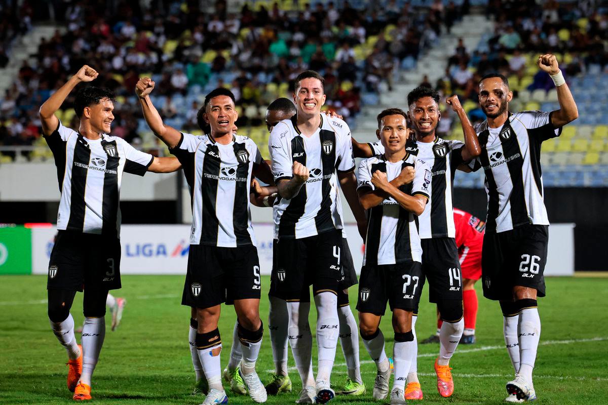 Gambar tujuan representasi sahaja: Pemain Terengganu FC (TFC) Diego Landis (tengah) meraikan kejayaan setelah menjaringkan gol pertama buat pasukannya semasa menentang pasukan Kelantan The Real Warriors FC (TRW) pada saingan Liga Super 2025/2026 di Stadium Sultan Mizan Zainal Abidin, Gong Badak pada Okt 3, 2025- BERNAMA