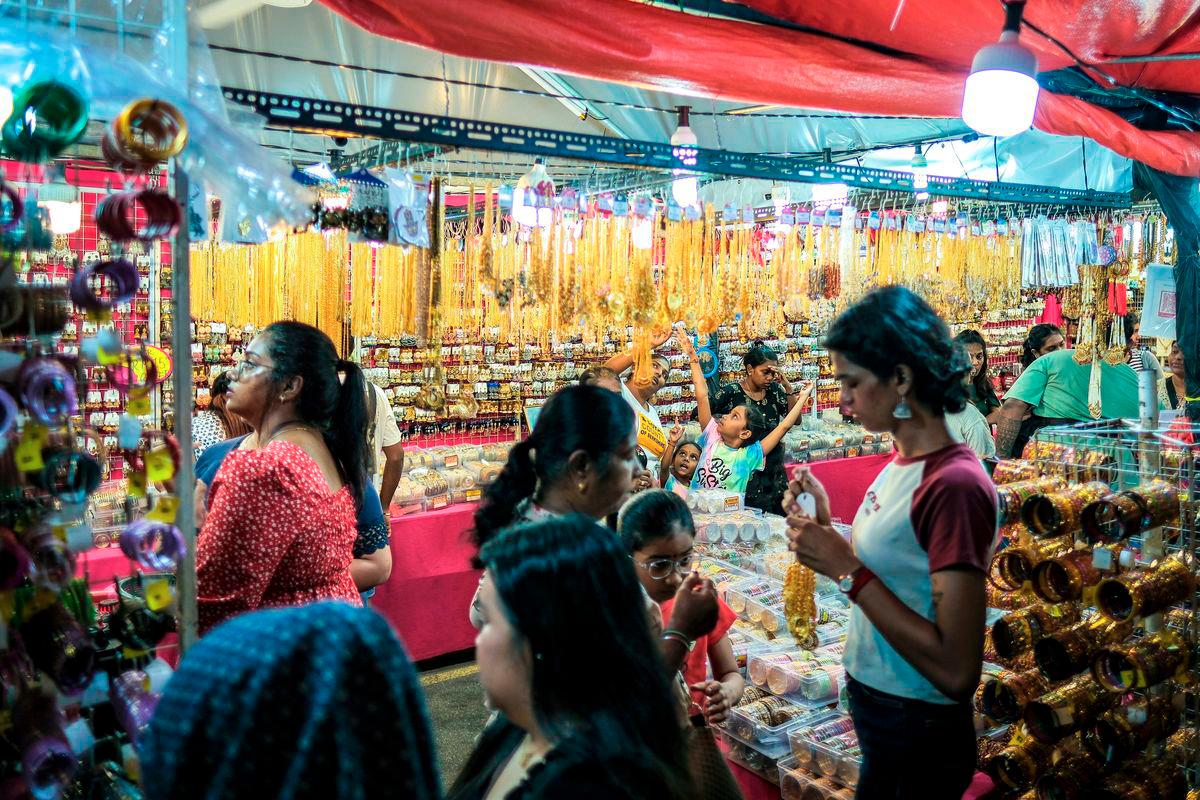 Orang ramai memilih pelbagai barangan perhiasan untuk dibeli sebagai persiapan menyambut perayaan Deepavali yang akan disambut tidak lama lagi di Little India Johor Bahru, semalam. - BERNAMA
