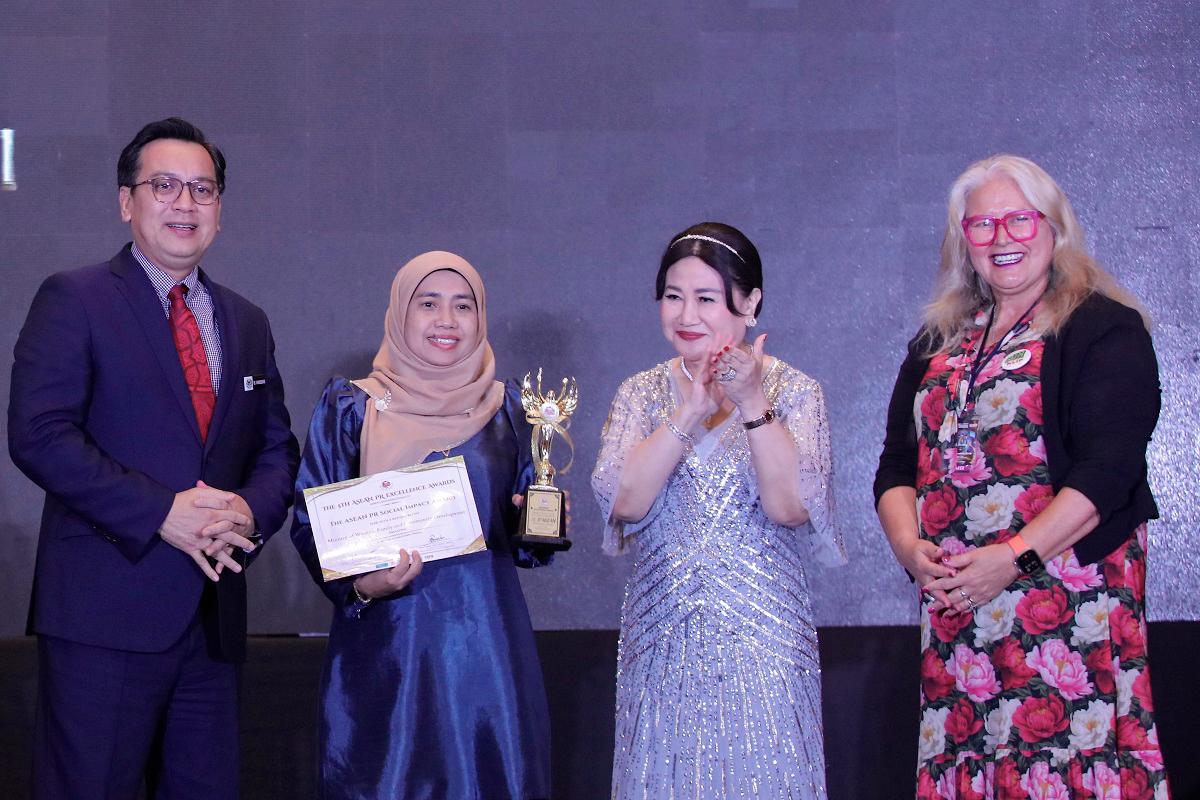 Deputy Secretary-General (Operations) Farah Adura Hamidi (second from left) accepting the award on behalf of the ministry.