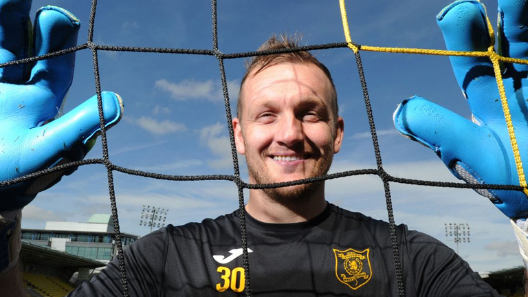 (video) Scottish club’s fans ‘to decide’ goalkeeper’s fate on Twitter