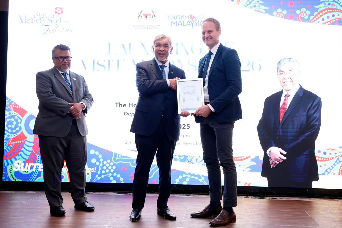 Timbalan Perdana Menteri Datuk Seri Dr Ahmad Zahid Hamidi menyampaikan Sijil Rakan Kongsi Strategik kepada Ketua Destinasi Marc James (kanan) pada Majlis Pelancaran Tahun Melawat Malaysia 2026 (TMM2026) di United Kingdom (UK), semalam. BERNAMA