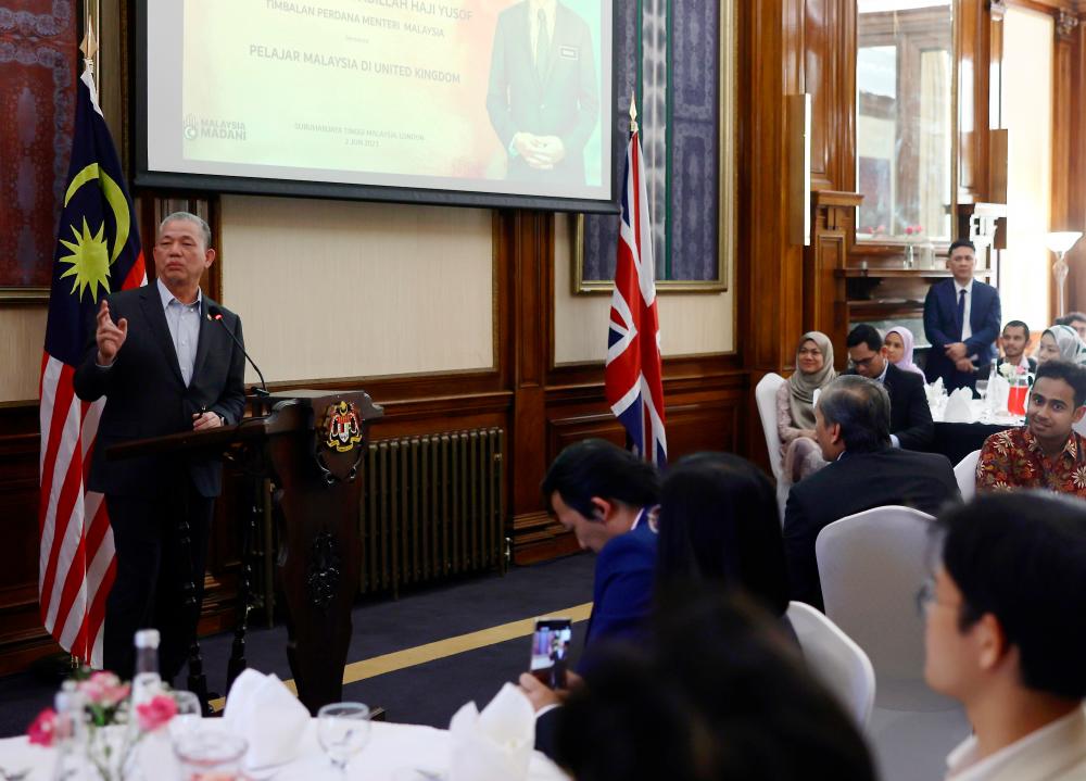 LONDON, 3 Jun -- Timbalan Perdana Menteri Datuk Seri Fadillah Yusof menyampaikan ucapan kepada pelajar Malaysia di United Kingdom pada majlis ramah mesra dan makan malam di Suruhanjaya Tinggi Malaysia, semalam. fotoBERNAMA